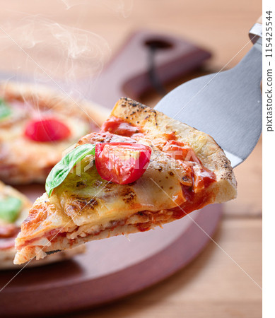 Pizza Margherita Buono Pizza在意大利語中的意思是“美味” 115425544