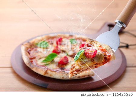 Pizza Margherita Buono Pizza在意大利語中的意思是“美味” 115425550