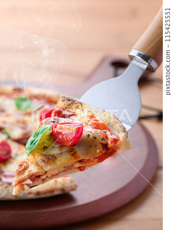 Pizza Margherita Buono Pizza在意大利語中的意思是“美味” Pizza Margherita Buono Pizza在意大利語中的意思是“美味” 115425551