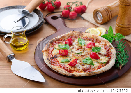 Pizza Margherita Buono Pizza在意大利語中的意思是“美味” Pizza Margherita Buono Pizza在意大利語中的意思是“美味” 115425552