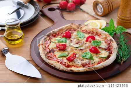 Pizza Margherita Buono Pizza在意大利語中的意思是“美味” Pizza Margherita Buono Pizza在意大利語中的意思是“美味” 115425553