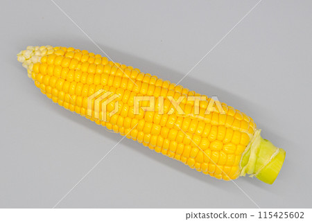 Peeled, cooked corn 115425602
