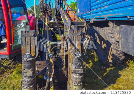 Mechanisms and guiding elements of a horizontal drilling rig for laying pipes, cables and wires of information networks. The drilling method eliminates the need to excavate the roadbed. 115425880