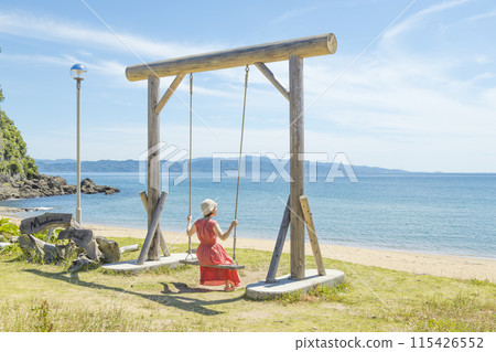 一位女士在前濱海灘盪鞦韆，欣賞壯麗的景色【長崎縣南島原市】 115426552