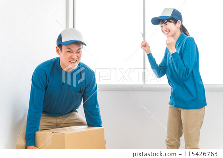 A moving company / delivery man with cardboard and a woman who supports (moving / delivery / home delivery / delivery / delivery service) A moving company / delivery man with cardboard and a woman who supports (moving / delivery / home delivery / delivery / delivery service) 115426763