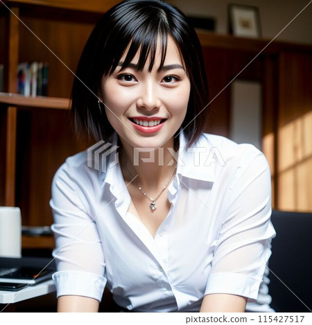 微笑的短髮辦公室女士 115427517