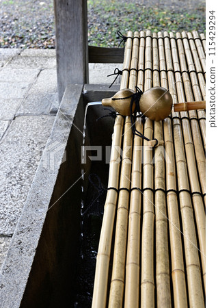 Toyokuni Shrine Chozuya (water basin) 115429294