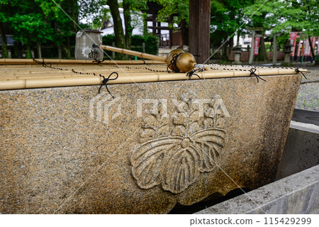Toyokuni Shrine Chozuya (water basin) 115429299