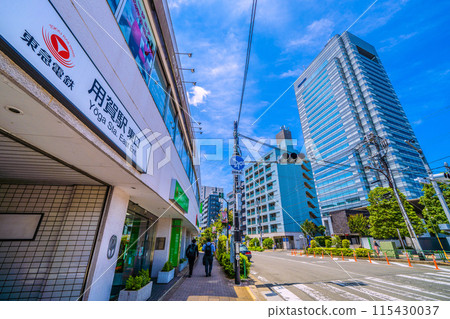 日本六月的東京城市景觀。東急電鐵瑜珈站東口等景觀 115430037