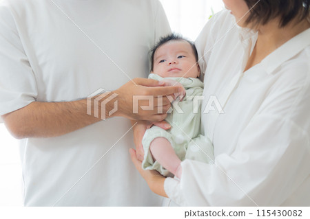 一家人抱著嬰兒 一家人抱著嬰兒 115430082