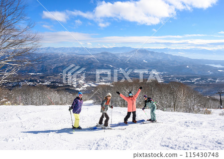 一家人在新潟滑雪場拍紀念照 115430748
