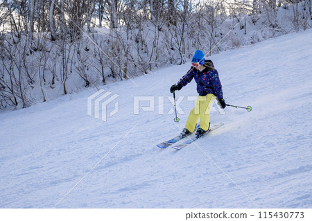 享受滑雪的女學生 享受滑雪的女學生 115430773