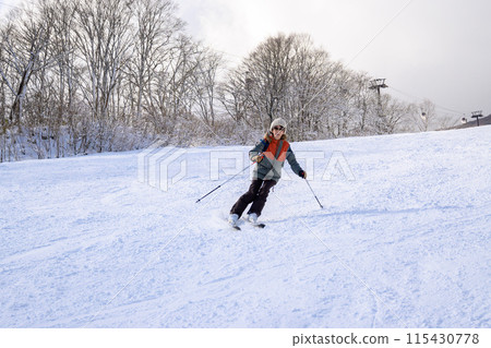 媽媽享受滑雪的樂趣 媽媽享受滑雪的樂趣 115430778