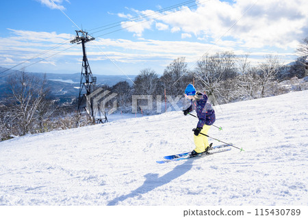 享受滑雪的女學生 115430789