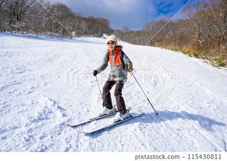 Mother enjoying skiing 115430811