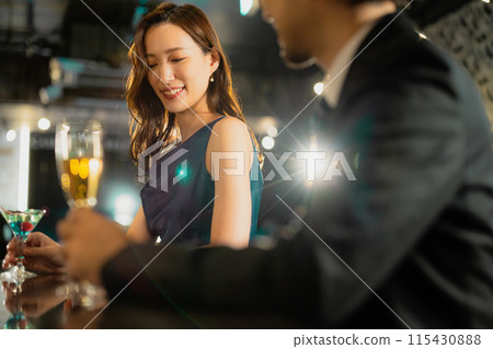 男人和女人在酒吧喝酒 115430888