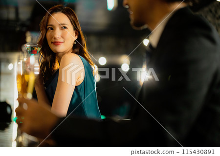 男人和女人在酒吧喝酒 男人和女人在酒吧喝酒 115430891