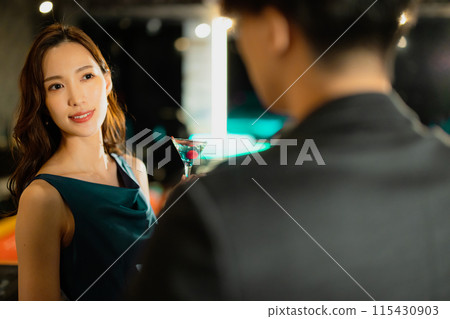男人和女人在酒吧喝酒 115430903