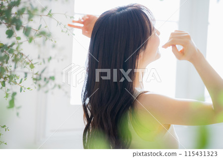 年輕女性的護髮形象 年輕女性的護髮形象 115431323