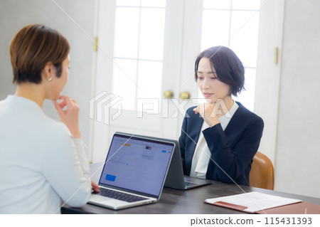 Meeting business woman 115431393