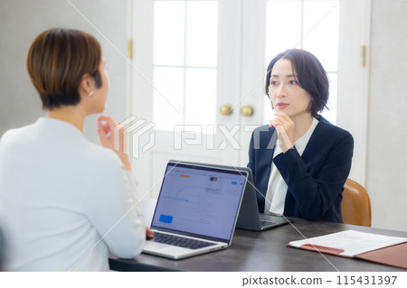 Meeting business woman 115431397