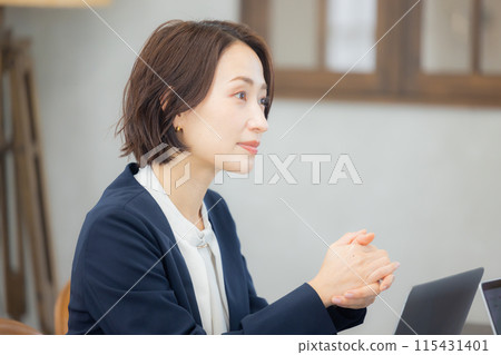 Meeting business woman 115431401