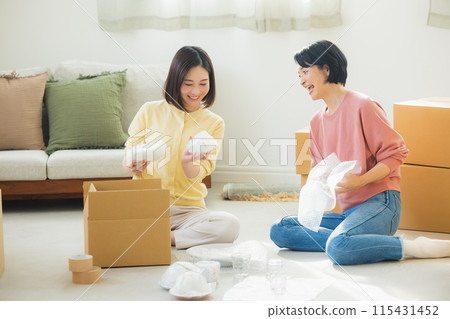 Parents and children packing for a move Parents and children packing for a move 115431452