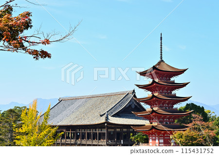 千疊閣,一座五層寶塔,在秋日的藍色天空中閃閃發光 千疊閣,一座五層寶塔,在秋日的藍色天空中閃閃發光 115431752