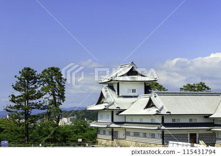 Kanazawa Castle shining against the blue sky Kanazawa Castle shining against the blue sky 115431794
