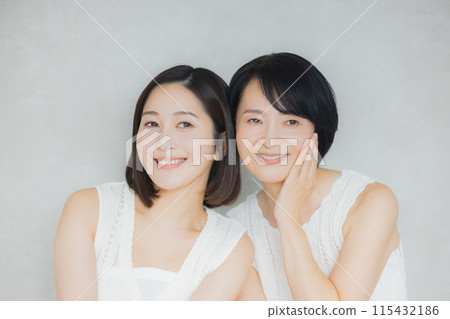 Parent and child holding hands on cheeks 115432186