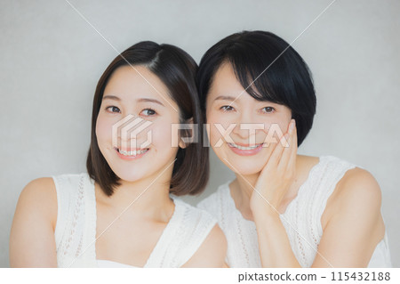 父母和孩子把手放在臉頰上 115432188