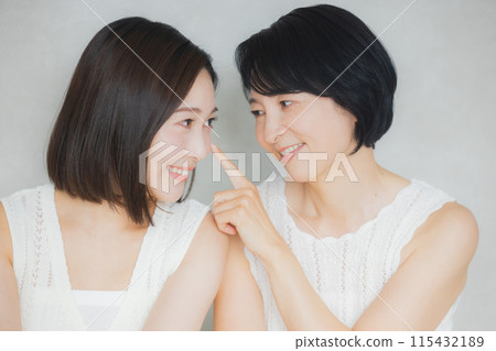 Parent and child holding hands on cheeks 115432189