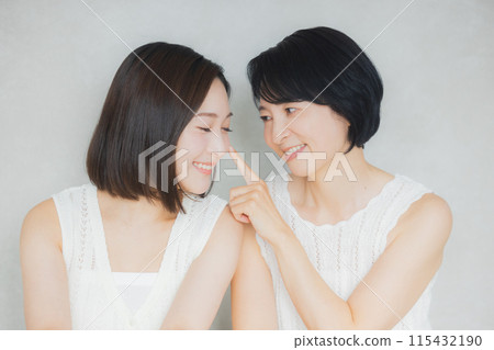 Parent and child holding hands on cheeks 115432190