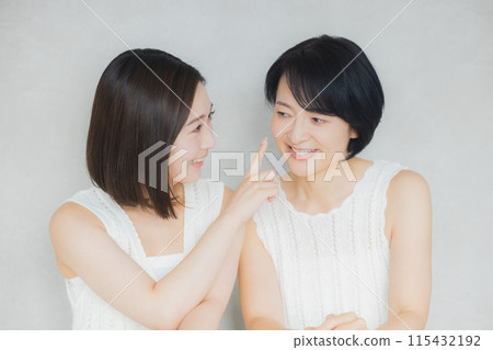 Parent and child holding hands on cheeks 115432192