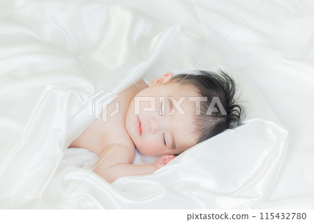 一個嬰兒裹著白布睡覺 115432780