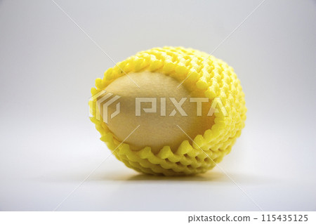 Golden mangoes or golden flower water mangoes are one of the characteristic types of mangoes that are ripe fruits with golden yellow color. 115435125