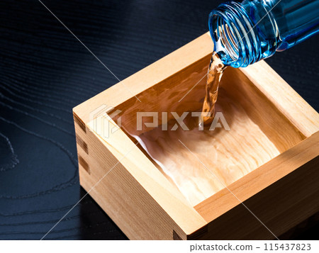 Cold sake, pour sake Cold sake, pour sake 115437823