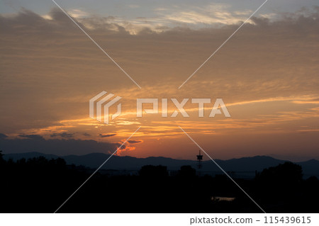 烏雲在夕陽下閃耀 115439615