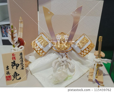 Decorate the White helmet 115439762