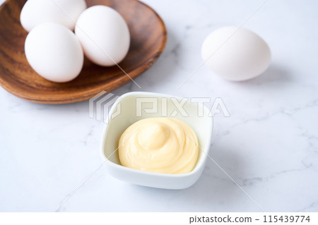 小盤子裡的蛋黃醬 115439774