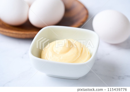 小盤子裡的蛋黃醬 115439776