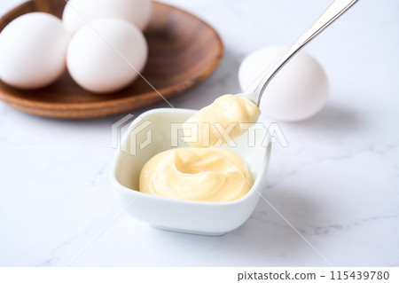 小盤子裡的蛋黃醬 小盤子裡的蛋黃醬 115439780
