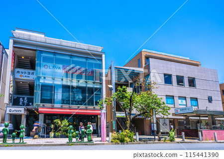 日本六月的東京城市景觀。東急電鐵櫻新町站西口等景觀 115441390