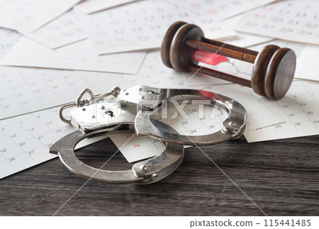 犯罪影像:手銬、日曆、沙漏、違法行為、時效、過去 犯罪影像:手銬、日曆、沙漏、違法行為、時效、過去 115441485
