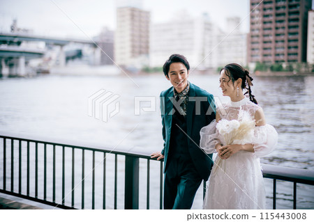 新郎和新娘在河邊依偎 115443008
