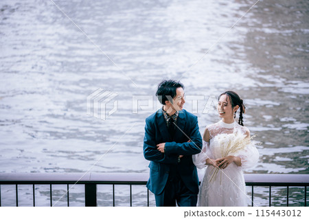 新郎和新娘在河邊依偎 115443012