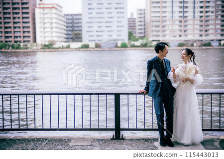 新郎和新娘在河邊依偎 新郎和新娘在河邊依偎 115443013