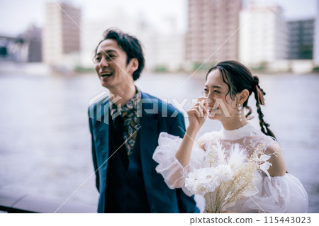 新郎和新娘在河邊微笑 115443023