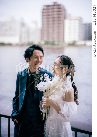 新郎和新娘在河邊微笑 新郎和新娘在河邊微笑 115443027