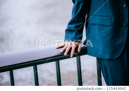 The groom's hand 115443042